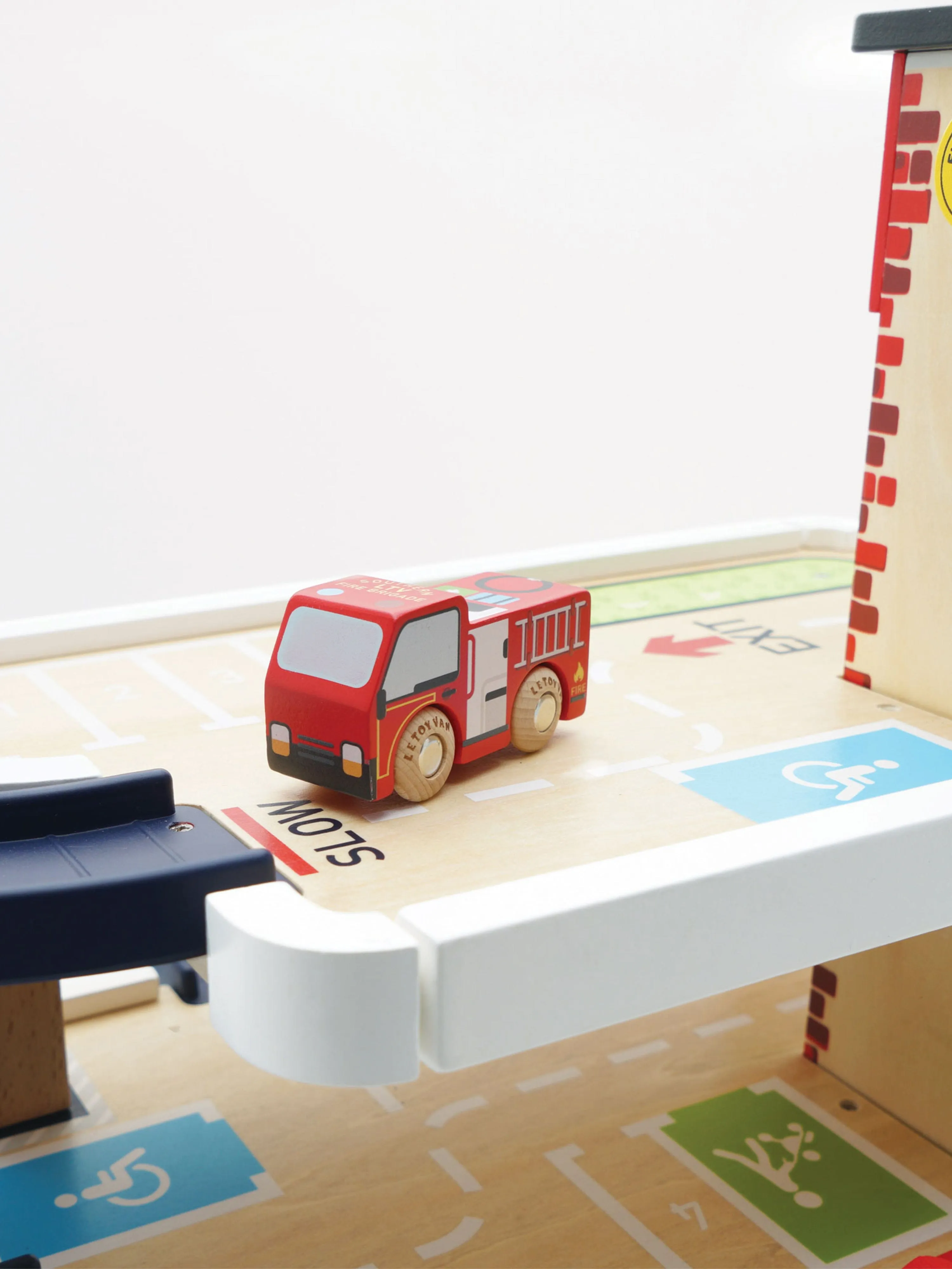 Le Toy Van Fire & Rescue Wooden Garage (W:59.5 x D:45 x H:40cm)
