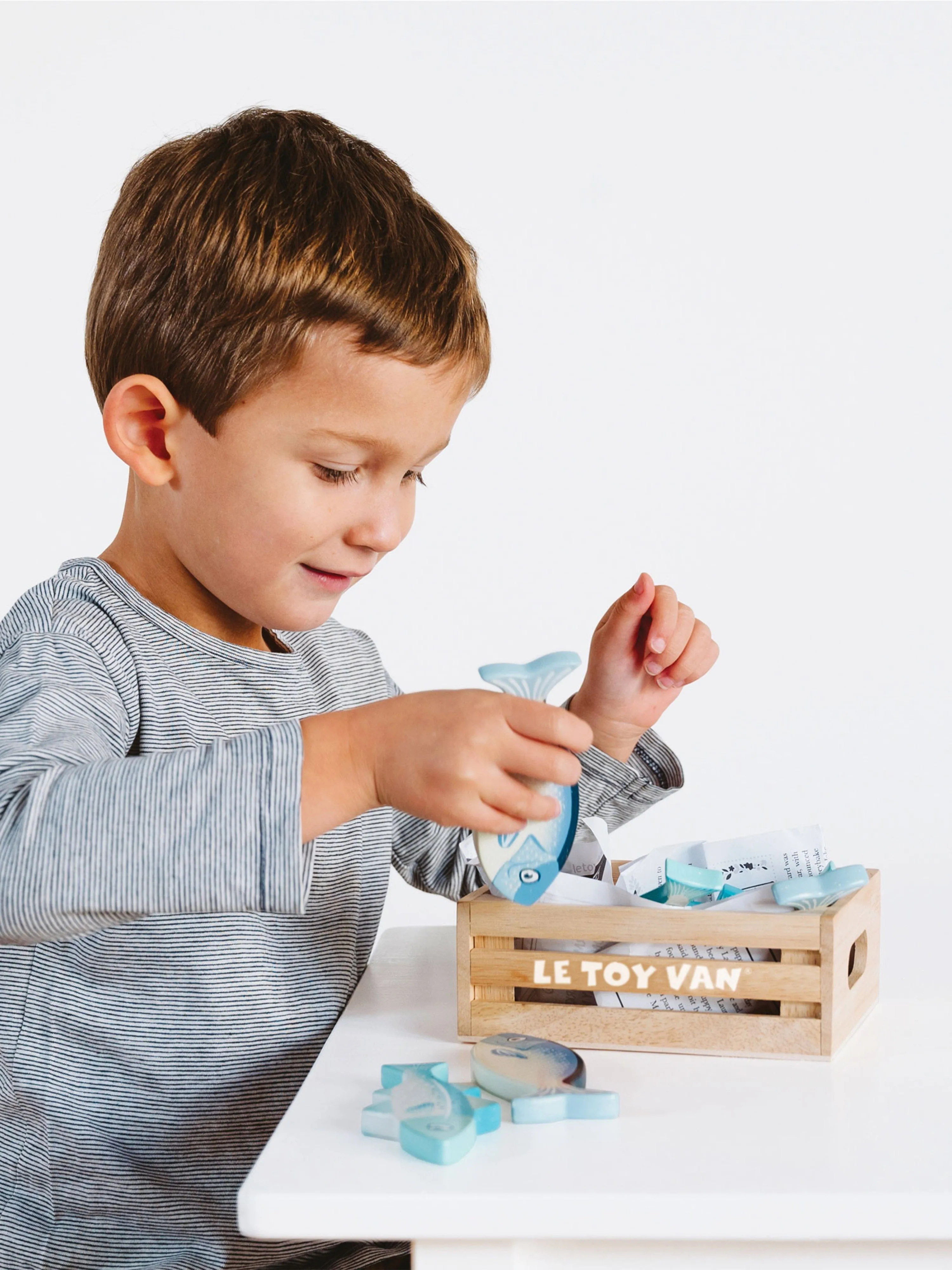 Le Toy Van Market Fish Wooden Play Food Crate-7 Piece (W:160 D:118 H:60mm)