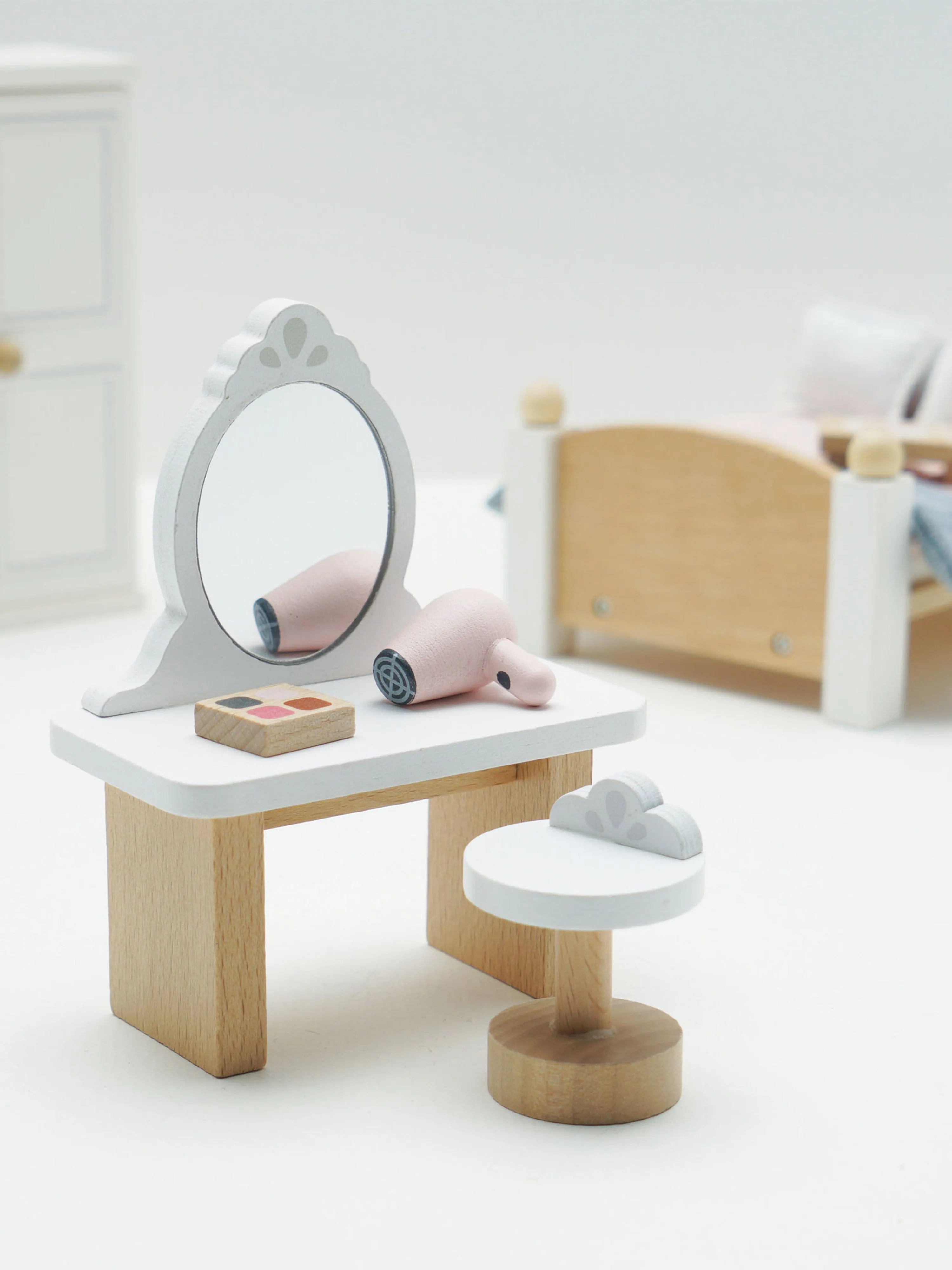 Le Toy Van Wooden Dolls House Bedroom-19 Piece (10.5cm x 5.8cm x 14.8cm)