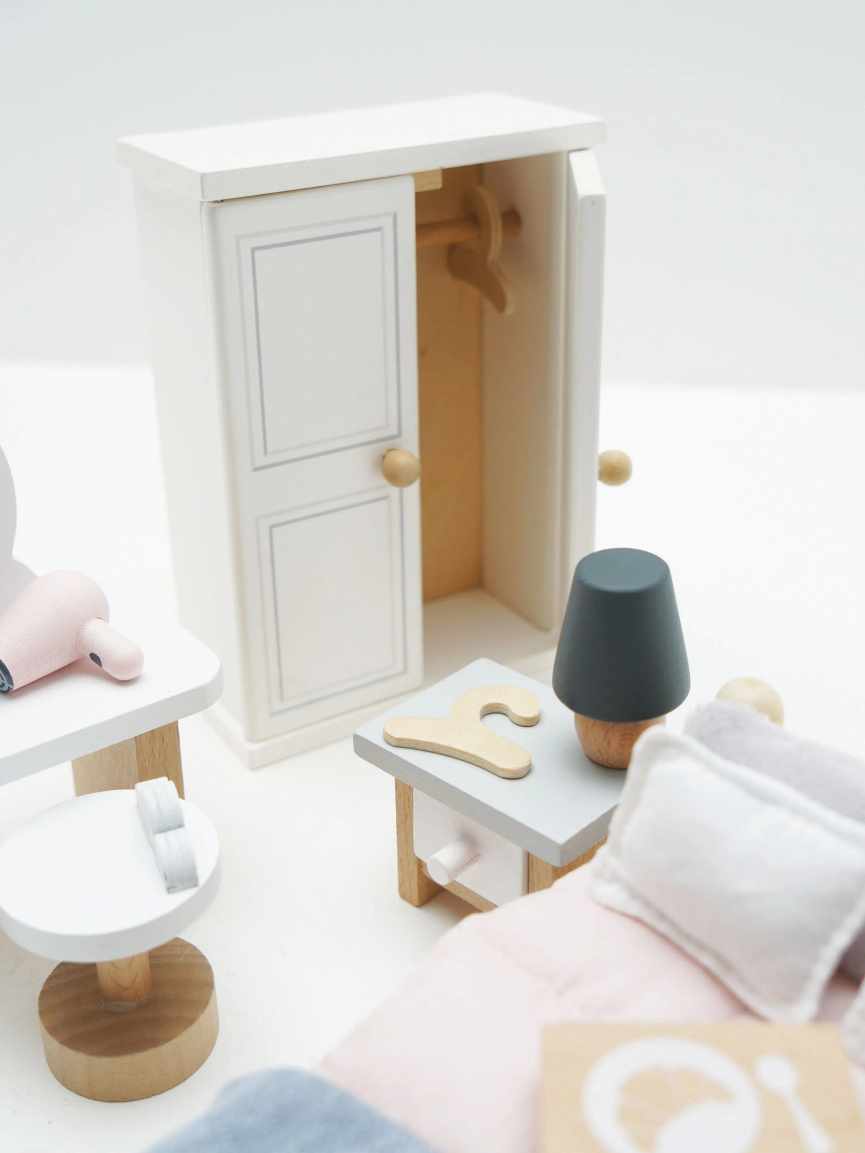 Le Toy Van Wooden Dolls House Bedroom-19 Piece (10.5cm x 5.8cm x 14.8cm)